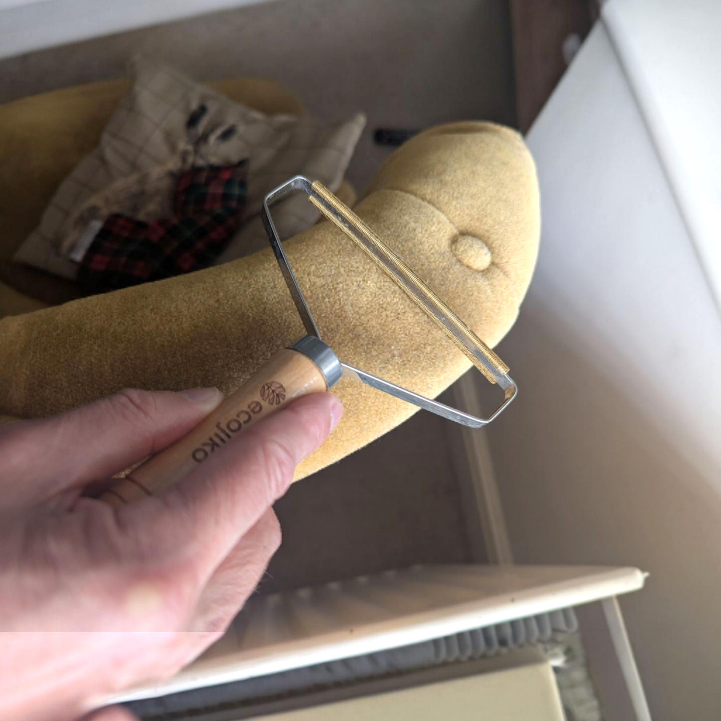 Wooden Lint & Hair Remover-3